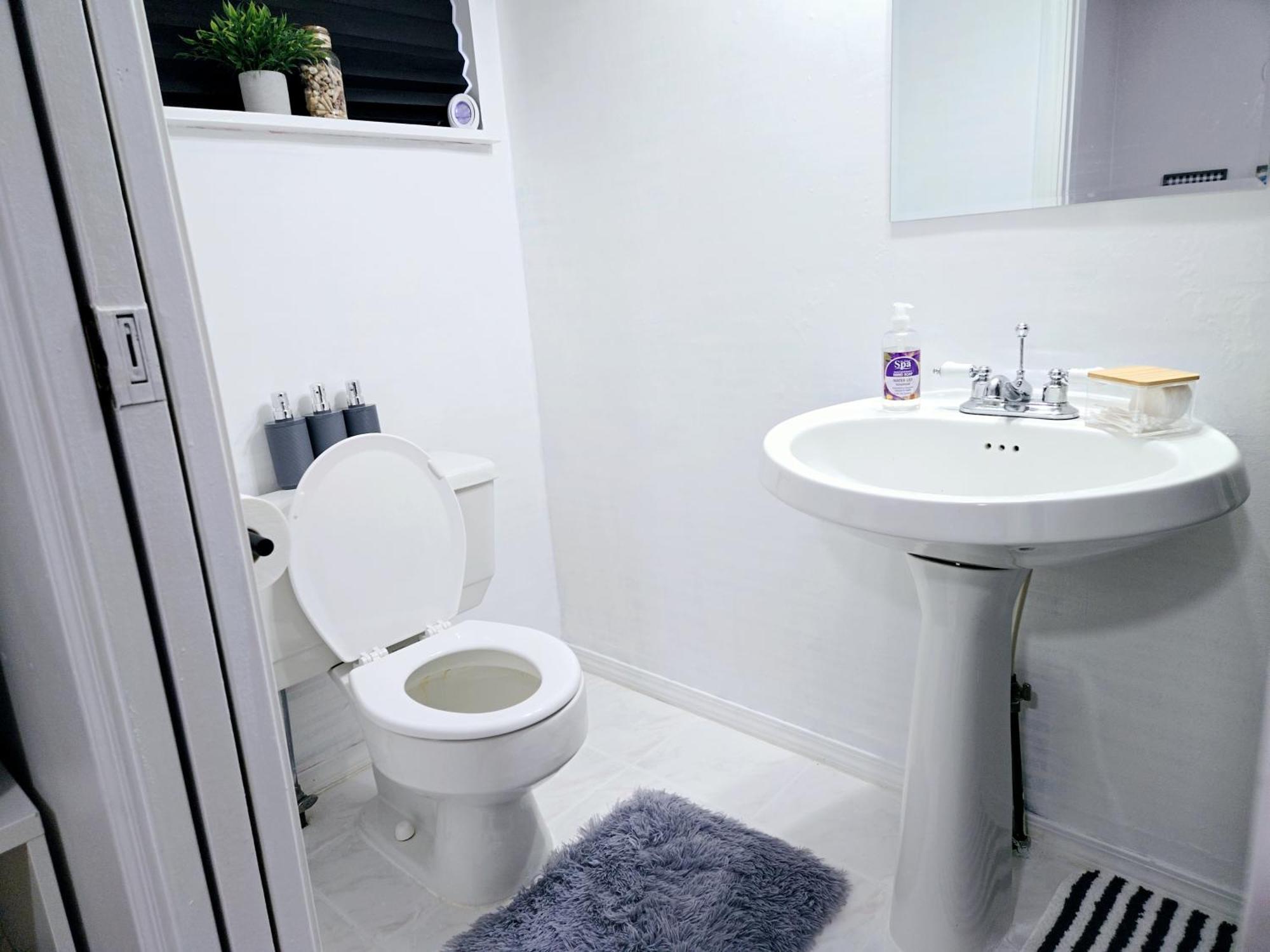 Lovely Cozy Room! With Attached Private Bath In The Heart Of Vancouver! Private Parking & Self Check-In! المظهر الخارجي الصورة